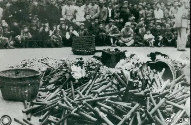 1950年2月24日，政務(wù)院發(fā)出《關(guān)于嚴(yán)禁鴉片煙毒的通令》。圖為政府收繳的煙具和賭具。