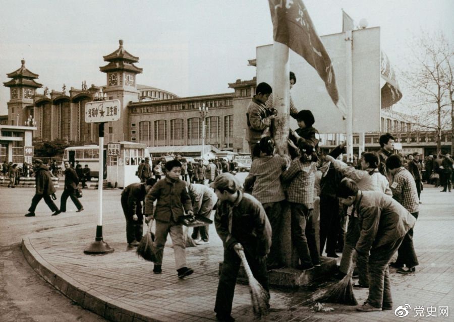 　　1981年2月25日，全國總工會等九個單位發(fā)出倡議，開展“五講四美”文明禮貌活動。圖為北京鐵路一小的少先隊員在北京站西街打掃衛(wèi)生。