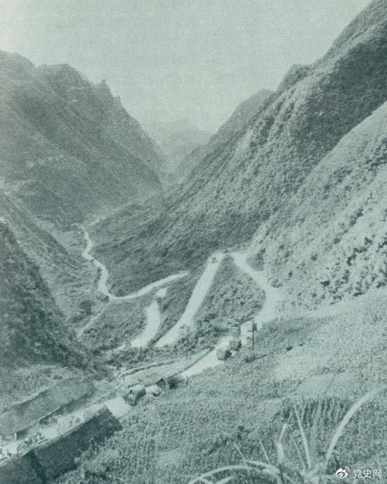 　　1935年2月18日至21日，紅軍奪取桐梓、占領(lǐng)婁山關(guān)、再克遵義城，取得了殲滅和擊潰國(guó)民黨軍2個(gè)師又8個(gè)團(tuán)的大勝利。圖為黔北要隘婁山關(guān)。