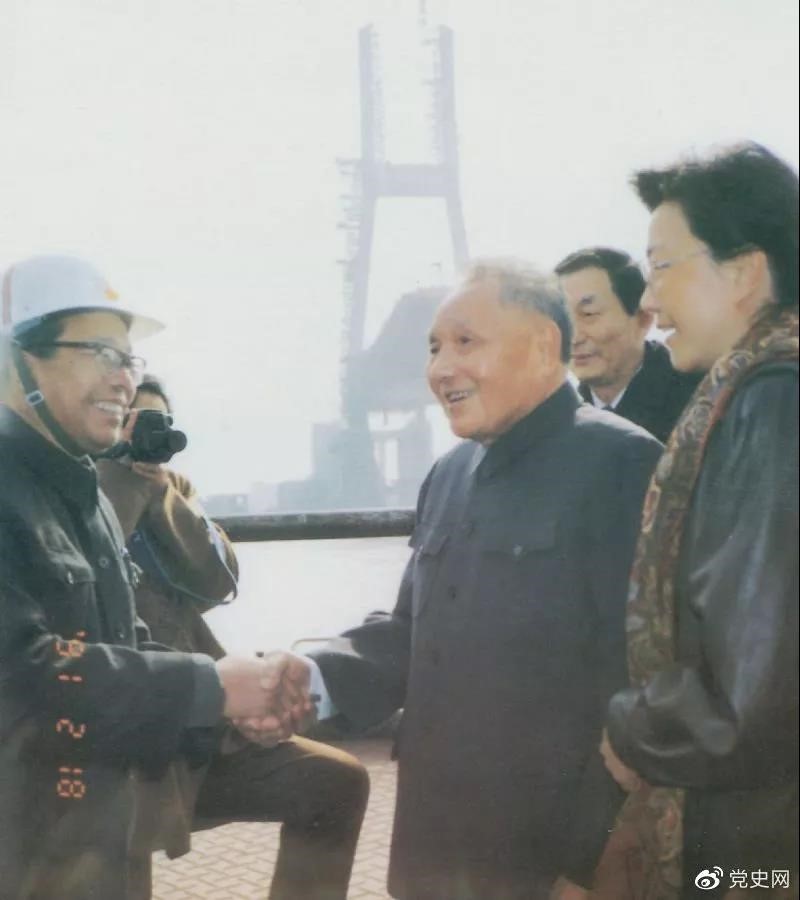 1991年2月18日，鄧小平視察上海南浦大橋工地時(shí)同大橋工程設(shè)計(jì)人員握手。
