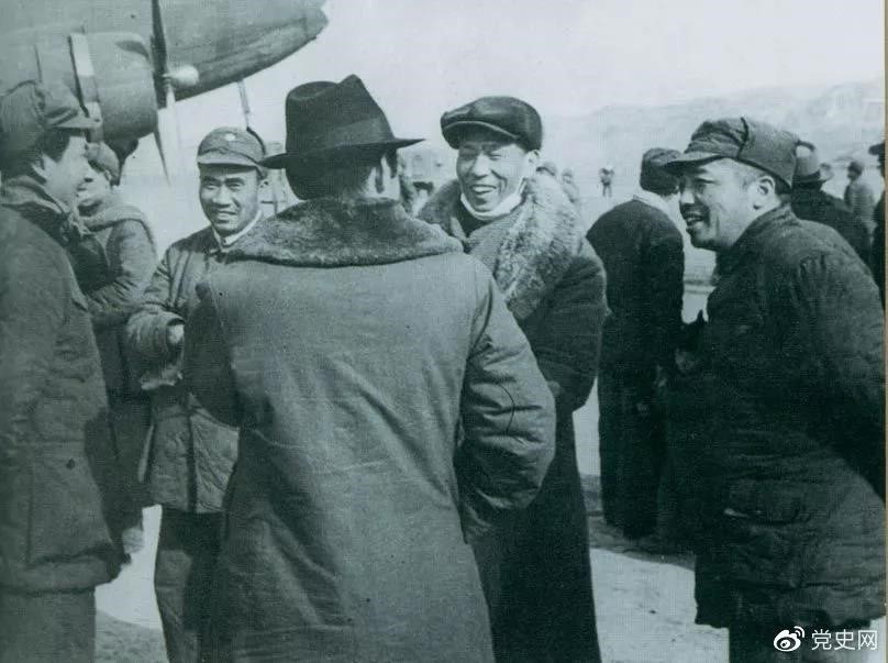 1946年2月19日，毛澤東等在延安機(jī)場迎接從重慶回延安匯報工作的周恩來。
