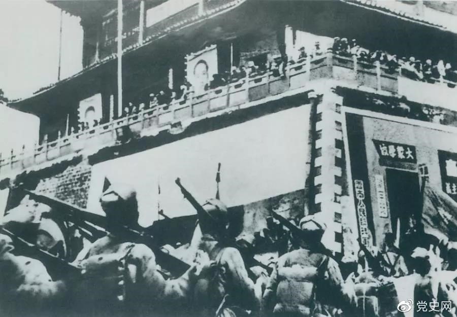 1950年2月20日，人民解放軍進(jìn)駐昆明。