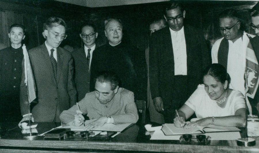 　　1964年2月26日至29日，周恩來訪問錫蘭（今斯里蘭卡）時(shí)，和總理西麗馬沃·班達(dá)拉奈克夫人簽署中錫聯(lián)合公報(bào)。