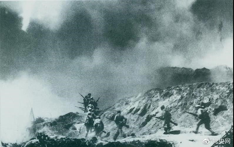 　　1948年2月28日至3月3日，西北野戰(zhàn)軍發(fā)起宜川戰(zhàn)役，殲滅國民黨軍2.9萬余人，取得了轉(zhuǎn)入外線作戰(zhàn)后的第一個(gè)大勝利。圖為部隊(duì)攻占瓦子街。 