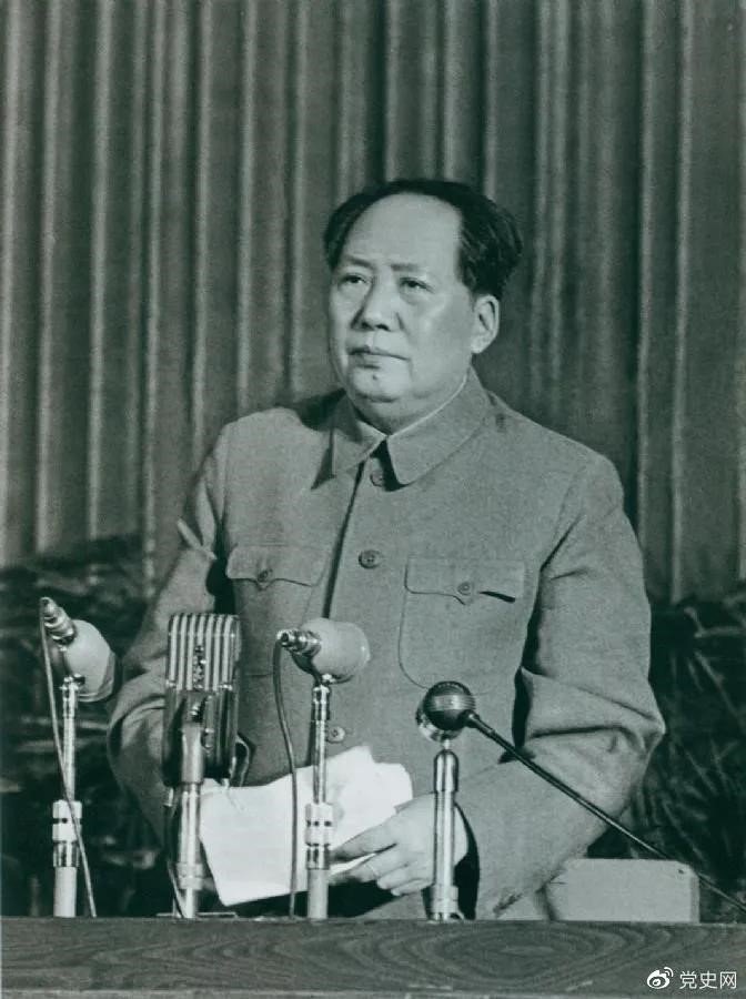 　　1957年2月27日，毛澤東在最高國務會議第十一次（擴大）會議上發(fā)表《如何處理人民內(nèi)部的矛盾》（后改為《關于正確處理人民內(nèi)部矛盾的問題》）講話。