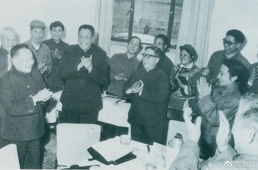 1978年3月2日，鄧小平到五屆全國人大一次會議云南和四川省代表團看望代表們。