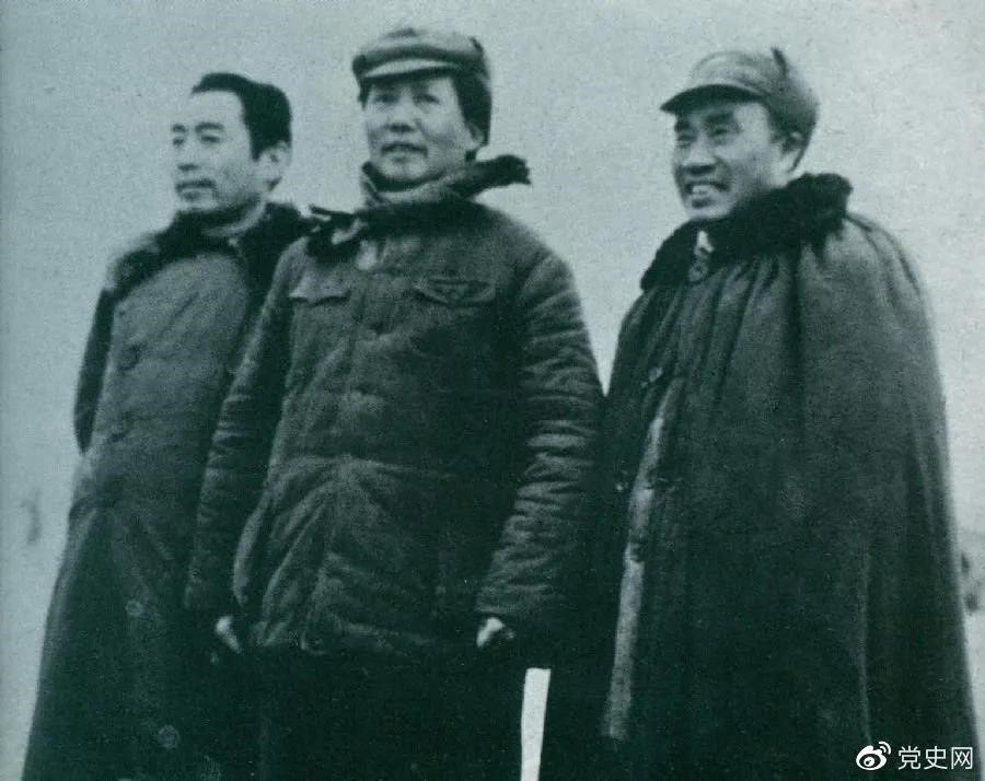 1946年3月4日，毛澤東和朱德、周恩來在延安機(jī)場。