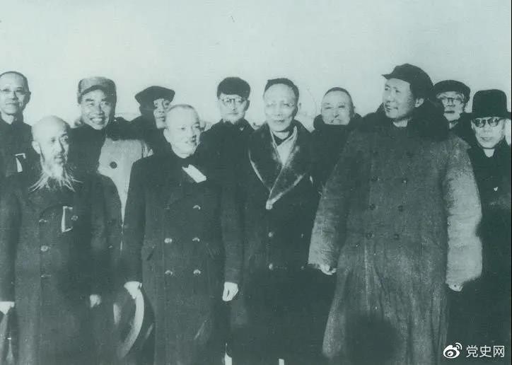 1949年3月，各界人士代表在北京西苑機(jī)場(chǎng)同毛澤東、朱德等留影。