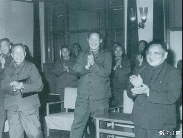 1978年3月，鄧小平和參加五屆人大一次會(huì)議的解放軍代表在一起。