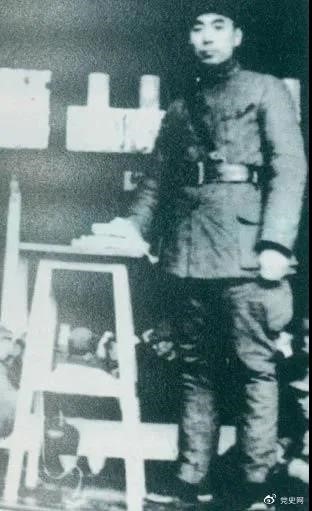 1939年3月10日，周恩來為新四軍排以上干部作題為《目前形勢與新四軍任務(wù)》的報(bào)告。