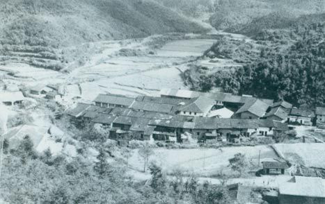 1929年3月14日，毛澤東同朱德指揮紅四軍進(jìn)攻長嶺寨，殲敵兩千余人，擊斃敵旅長郭鳳鳴，乘勝占領(lǐng)長汀城。圖為長嶺寨。