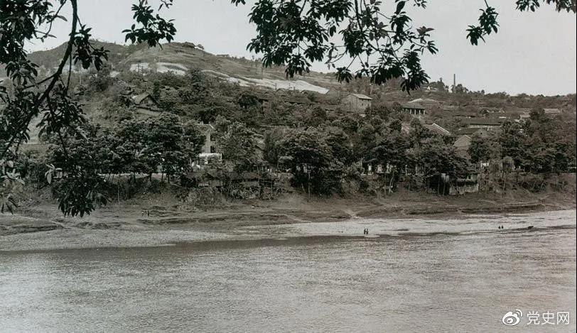 1935年3月16日至17日，紅一方面軍三渡赤水的渡口之一——茅臺(tái)渡口。