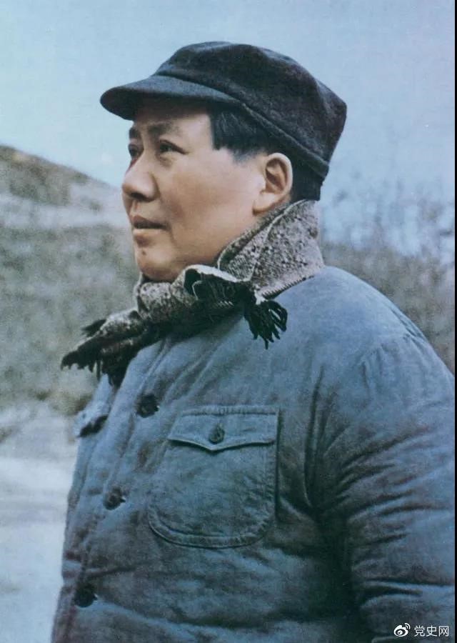 　　1947年3月18日，中共中央機關(guān)主動撤離延安。毛澤東和周恩來、任弼時等繼續(xù)留在陜北，指揮全國人民解放戰(zhàn)爭。這是轉(zhuǎn)戰(zhàn)陜北前夕的毛澤東。