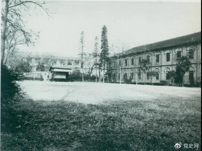 　　1927年3月18日，毛澤東出席在武昌舉行的河南武裝農(nóng)民代表大會，并作湖南農(nóng)運狀況報告。圖為大會會場——武昌農(nóng)講所大操場。