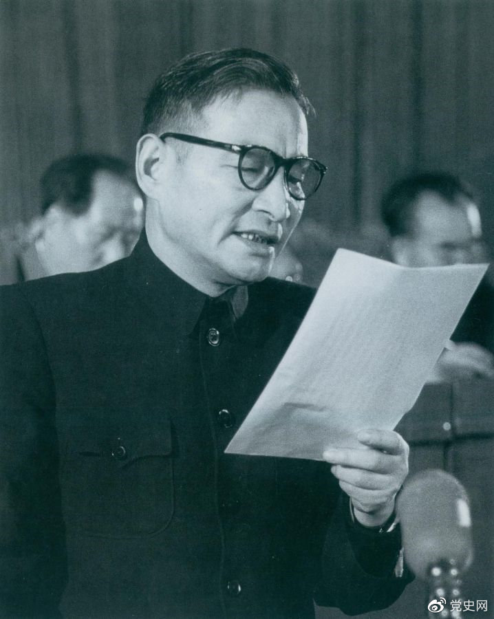 1955年3月21日，陳云在中國(guó)共產(chǎn)黨全國(guó)代表會(huì)議上作關(guān)于發(fā)展國(guó)民經(jīng)濟(jì)的第一個(gè)五年計(jì)劃的報(bào)告。