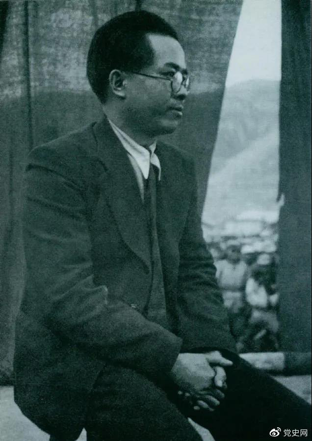 1940年3月26日，任弼時結(jié)束中共駐共產(chǎn)國際代表的工作回到延安。圖為他在歡迎大會上
