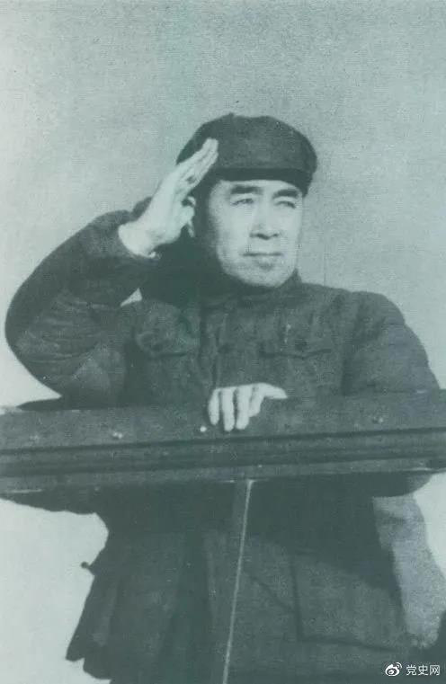 1949年3月，中共中央進入北平。圖為周恩來在北平機場檢閱部隊。