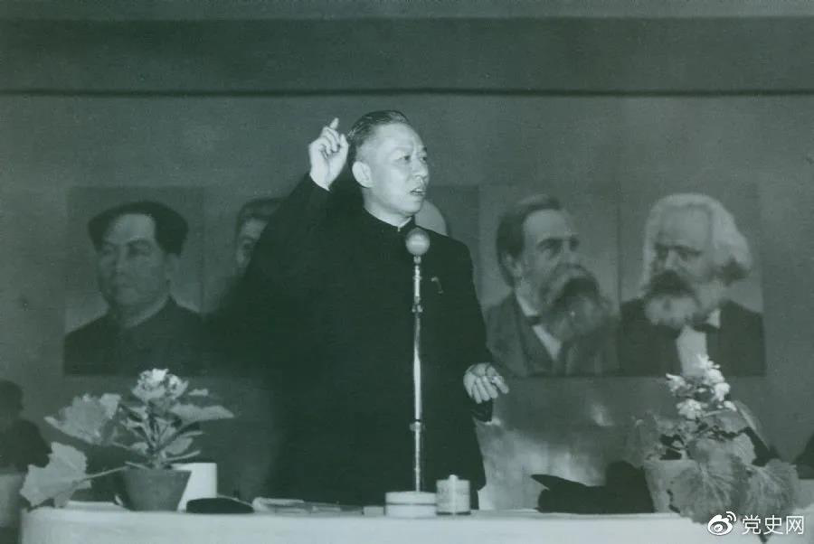 1951年3月28日，劉少奇在第一次全國組織工作會議上作報告。