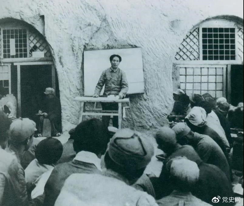 1938年4月，毛澤東在魯迅藝術(shù)學(xué)院講演。