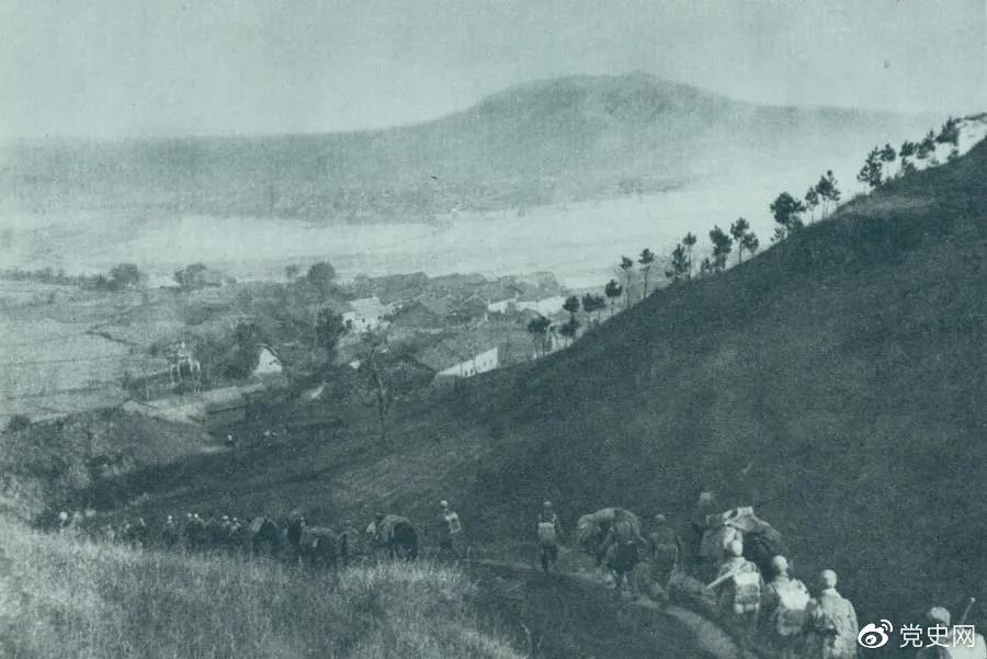 1945年4月6日，太行部隊等向白晉、同蒲沿線上的日軍展開攻擊。這是八路軍向祁縣開進。