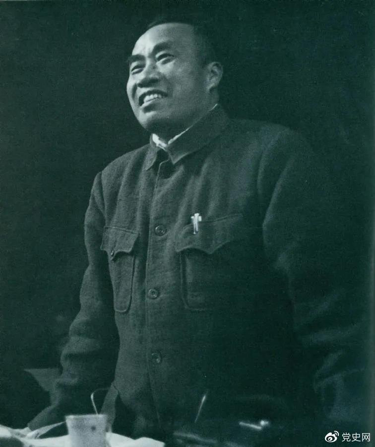 1945年4月25日，朱德在中國(guó)共產(chǎn)黨第七次全國(guó)代表大會(huì)上作題為《論解放區(qū)戰(zhàn)場(chǎng)》的軍事報(bào)告。