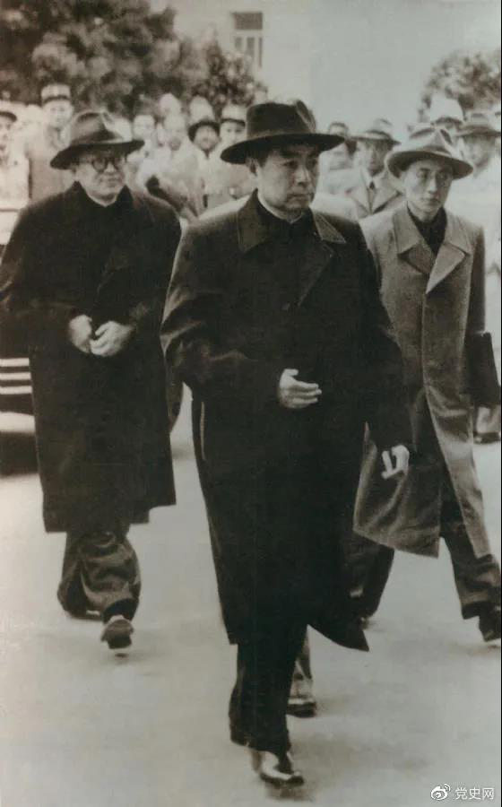 1954年4月26日，日內(nèi)瓦會議開幕。圖為周恩來率中國代表團(tuán)進(jìn)入會場。