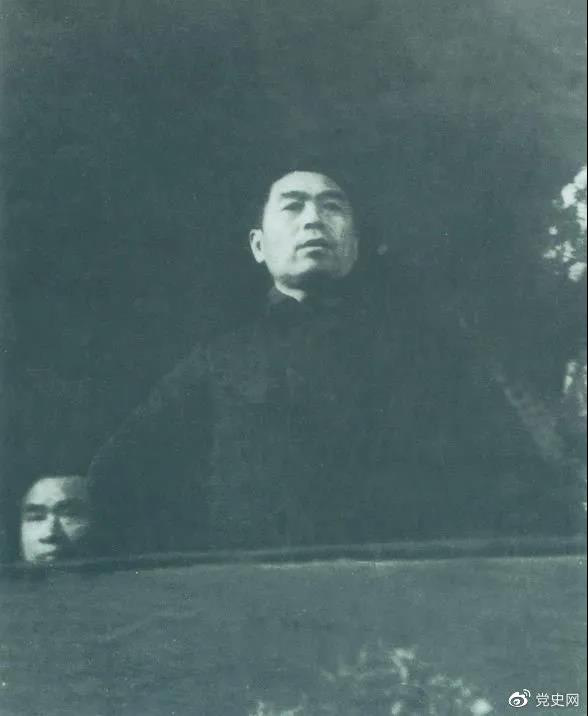 圖為周恩來在中國共產(chǎn)黨第七次全國代表大會(huì)上發(fā)言。