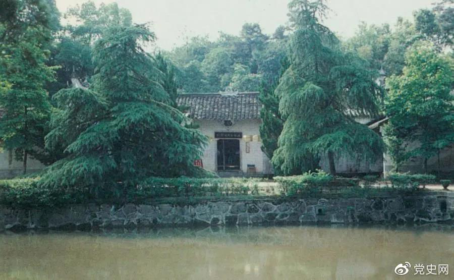 圖為任弼時(shí)故居。1904年4月30日，任弼時(shí)出生在湖南省湘陰縣熟塘鄉(xiāng)唐家橋（今屬汨羅市）。