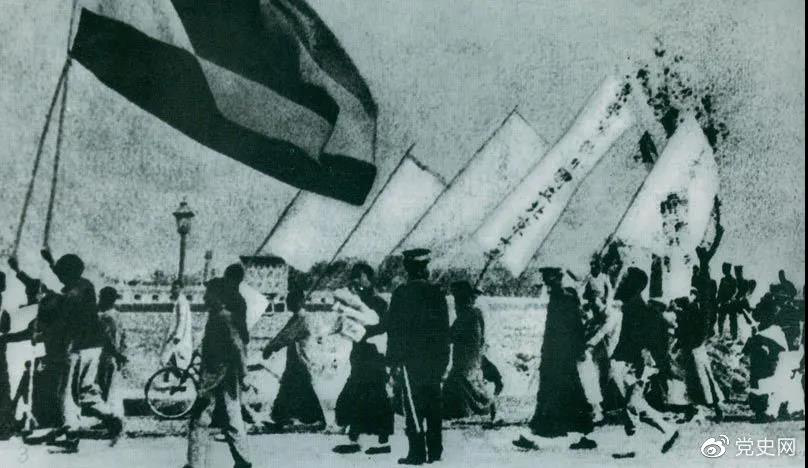 1919年5月4日，北京爆發(fā)學(xué)生反帝愛國(guó)運(yùn)動(dòng)。這是北京大學(xué)學(xué)生的示威游行隊(duì)伍。
