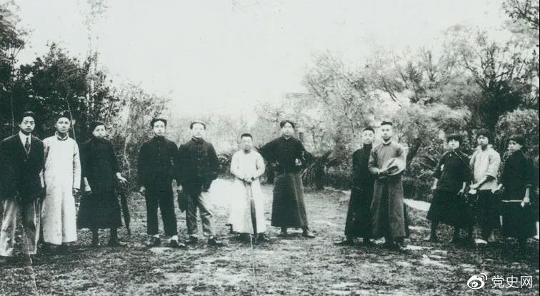 1920年5月8日，新民學(xué)會(huì)部分會(huì)員在上海半淞園合影。左七為毛澤東。