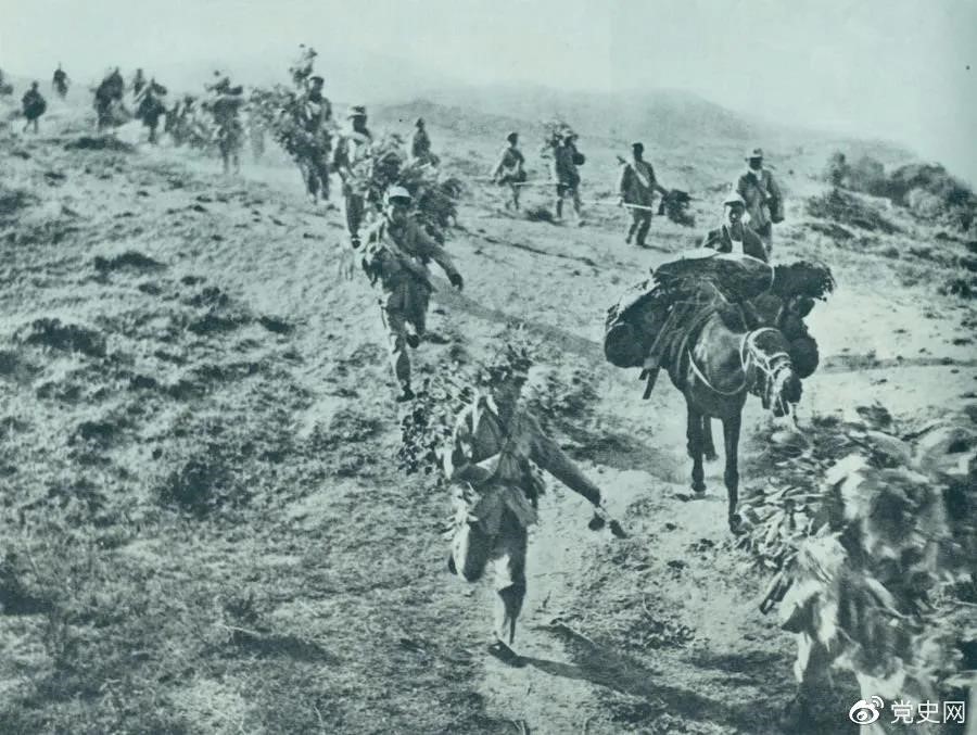 圖為1947年5月在孟良崮戰(zhàn)役中，華東野戰(zhàn)軍向孟良崮挺進(jìn)。