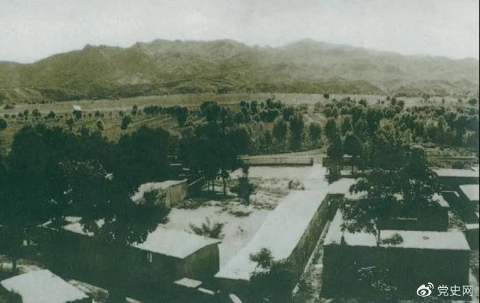 1948年5月，中共中央和人民解放軍總部由陜北遷到河北平山縣西柏坡。圖為中央領導人辦公處所俯瞰。