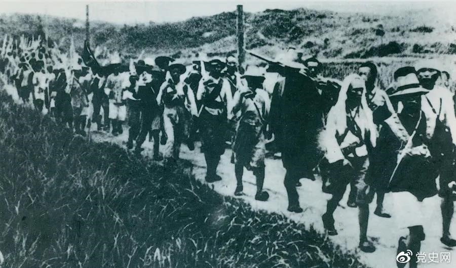 　　1931年5月16日至31日，紅一方面軍在毛澤東、朱德指揮下，連續(xù)打了5個勝仗，殲敵3萬余人，繳槍2萬余支，打退了國民黨軍隊的第二次“圍剿”。圖為行軍中的紅軍。