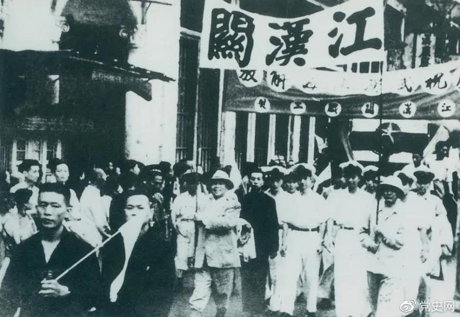 1949年5月17日，第四野戰(zhàn)軍解放武漢。圖為武漢人民歡慶解放。