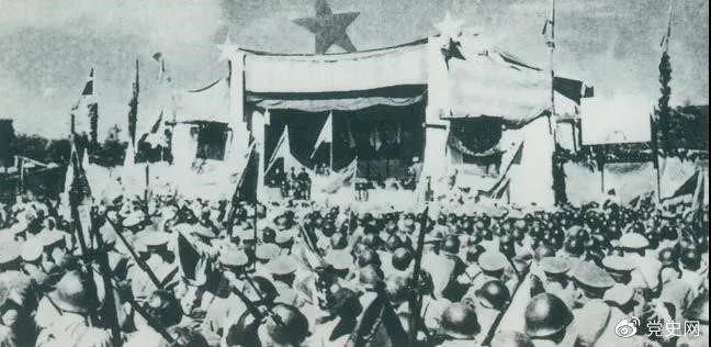 1950年5月19日，人民解放軍解放舟山群島。圖為舟山軍民舉行慶祝解放大會(huì)。