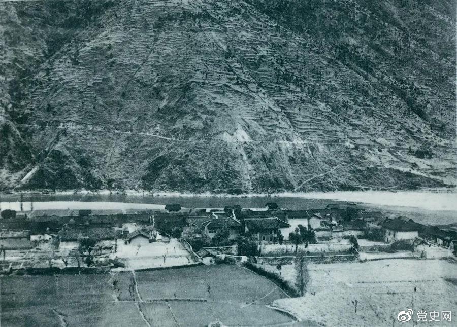 　　1935年5月25日，紅一方面軍到達(dá)大渡河南岸的安順場(chǎng)。紅軍17名勇士靠一葉孤舟強(qiáng)渡大渡河，為沿大渡河左岸北上的部隊(duì)打開了一條通道。圖為安順場(chǎng)一角。