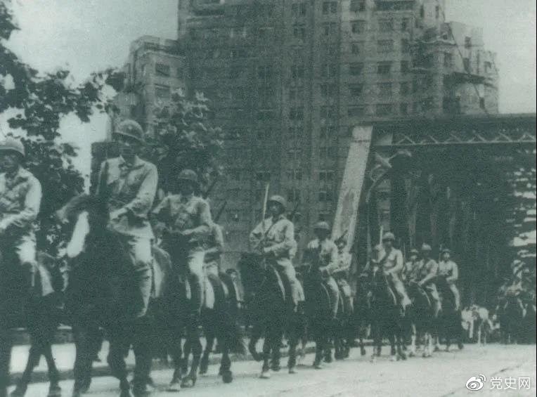 　　1949年5月，人民解放軍殲滅退守上海的敵軍15萬(wàn)人，解放了這個(gè)中國(guó)最大的城市。圖為解放軍進(jìn)駐上海。