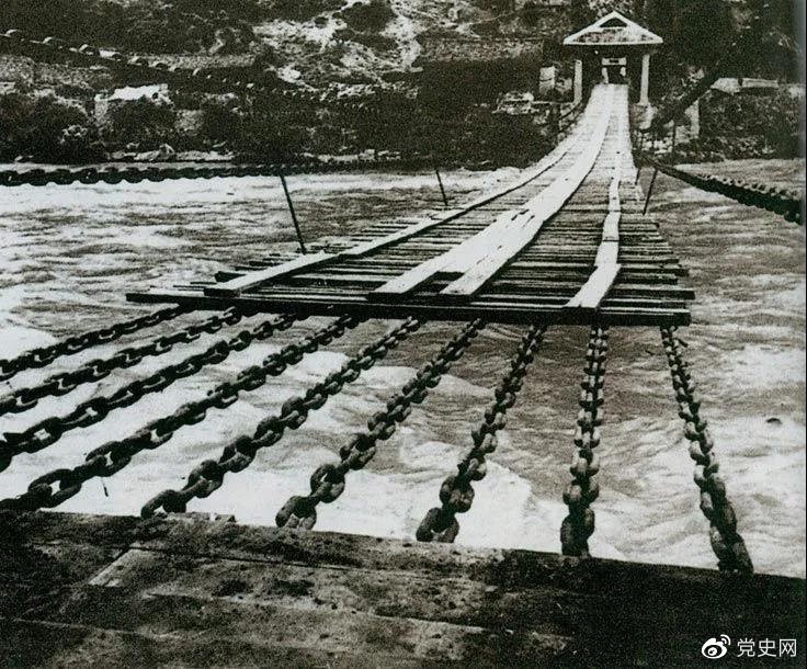 　　1935年5月29日，中央紅軍左縱隊(duì)先頭部隊(duì)在瀘定橋西頭發(fā)起奪橋戰(zhàn)斗，勝利搶占大橋。圖為瀘定橋。