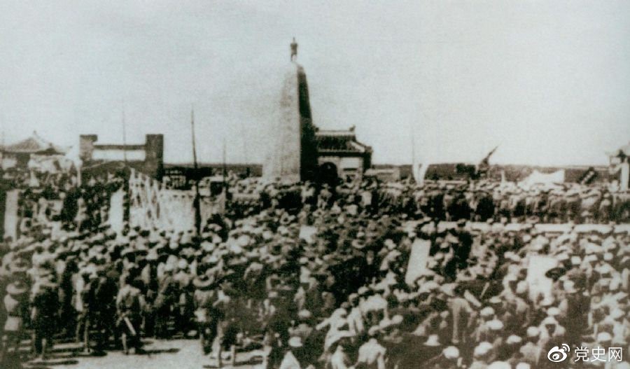 　　1931年6月，紅七軍到達(dá)中央革命根據(jù)地江西興國(guó)縣，編入彭德懷率領(lǐng)的紅三軍團(tuán)。圖為當(dāng)時(shí)會(huì)師的情形。
