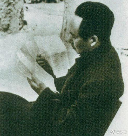　　1946年6月，國民黨撕毀停戰(zhàn)協(xié)定和政協(xié)決議，挑起全面內(nèi)戰(zhàn)。這是毛澤東在延安審閱有關(guān)自衛(wèi)反擊的電報。