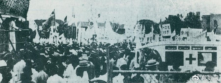 　　1925年6月7日，中國(guó)共產(chǎn)黨通過(guò)上海總工會(huì)聯(lián)合上海學(xué)生聯(lián)合會(huì)、上海各馬路商界聯(lián)合會(huì)等，成立了上海反帝運(yùn)動(dòng)的領(lǐng)導(dǎo)機(jī)關(guān)——工商學(xué)聯(lián)合會(huì)。11日，在該會(huì)的主持下，上海20萬(wàn)群眾集會(huì)，通過(guò)了逞兇、賠償、取消領(lǐng)事裁判權(quán)等17項(xiàng)對(duì)外交涉條件。圖為大會(huì)盛況。