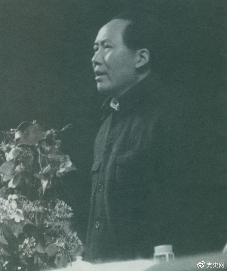 1945年6月11日，毛澤東在中國共產(chǎn)黨第七次全國代表大會上致閉幕詞。