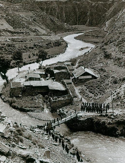 　　1935年6月12日，中央紅軍先頭部隊在夾金山北麓四川懋功達維鎮(zhèn)同紅四方面軍先頭部隊勝利會師。圖為當年的會師橋。