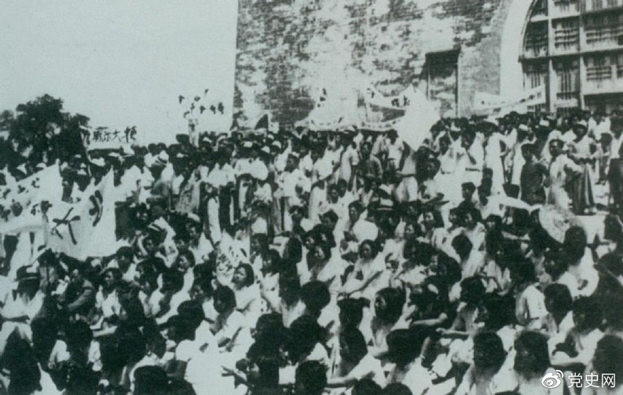 1936年6月13日，北平學(xué)生與市民在鼓樓前舉行聲勢(shì)浩大的抗日集會(huì)。