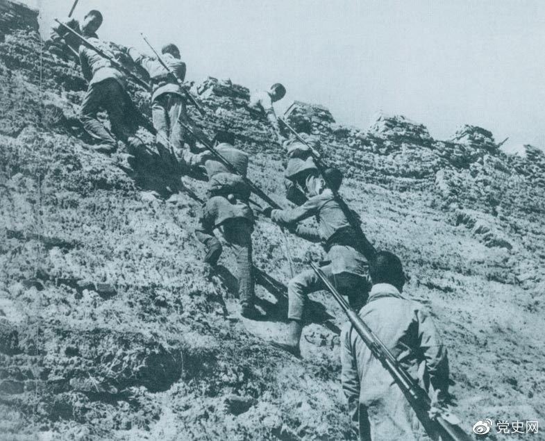1945年6月25日，八路軍冀中部隊攻克河北獻縣。圖為部隊奮勇攀登城墻。