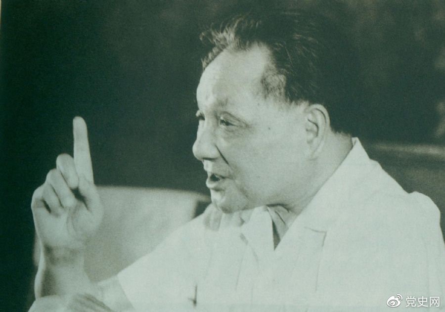 　　1981年6月27日，中共十一屆六中全會通過《關(guān)于建國以來黨的若干歷史問題的決議》。圖為鄧小平在閉幕會上發(fā)表講話。
