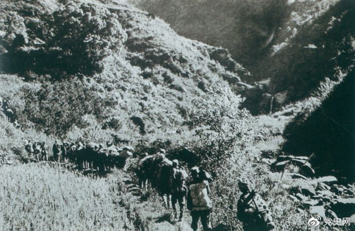 　　1947年6月，劉鄧大軍強(qiáng)渡黃河天險(xiǎn)，千里躍進(jìn)大別山，揭開了中國人民解放軍戰(zhàn)略進(jìn)攻的序幕。