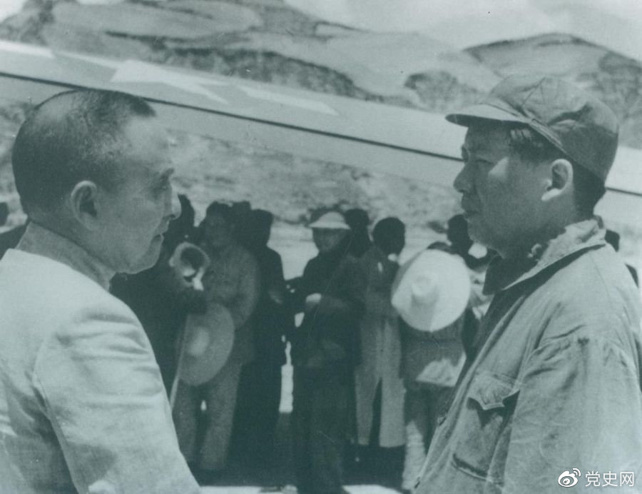 1945年7月1日，毛澤東歡迎黃炎培等民主人士來(lái)延安參觀。