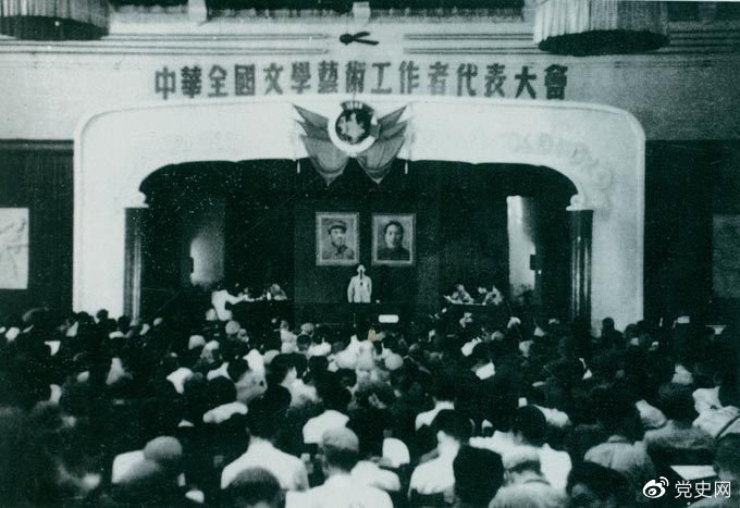 1949年7月2日至19日，第一次中華全國(guó)文學(xué)藝術(shù)工作者代表大會(huì)在北平召開。圖為大會(huì)會(huì)場(chǎng)。