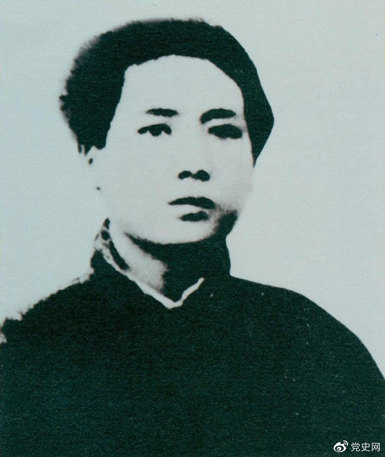 1921年7月，毛澤東赴上海參加中國共產(chǎn)黨第一次代表大會(huì)，成為黨的創(chuàng)始人之一。